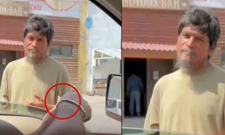 Hombre le ofrece 200 pesos a un indigente para limpiarle el vidro y los rechaza porque él solo pide