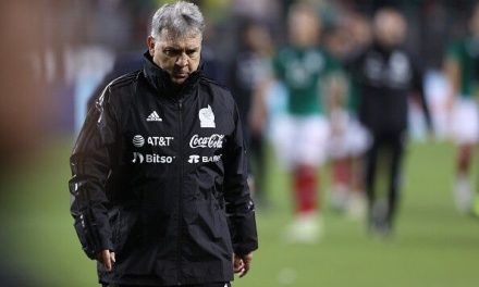 Así trató la afición mexicana al Tata Martino tras la derrota de México ante Colombia (video)