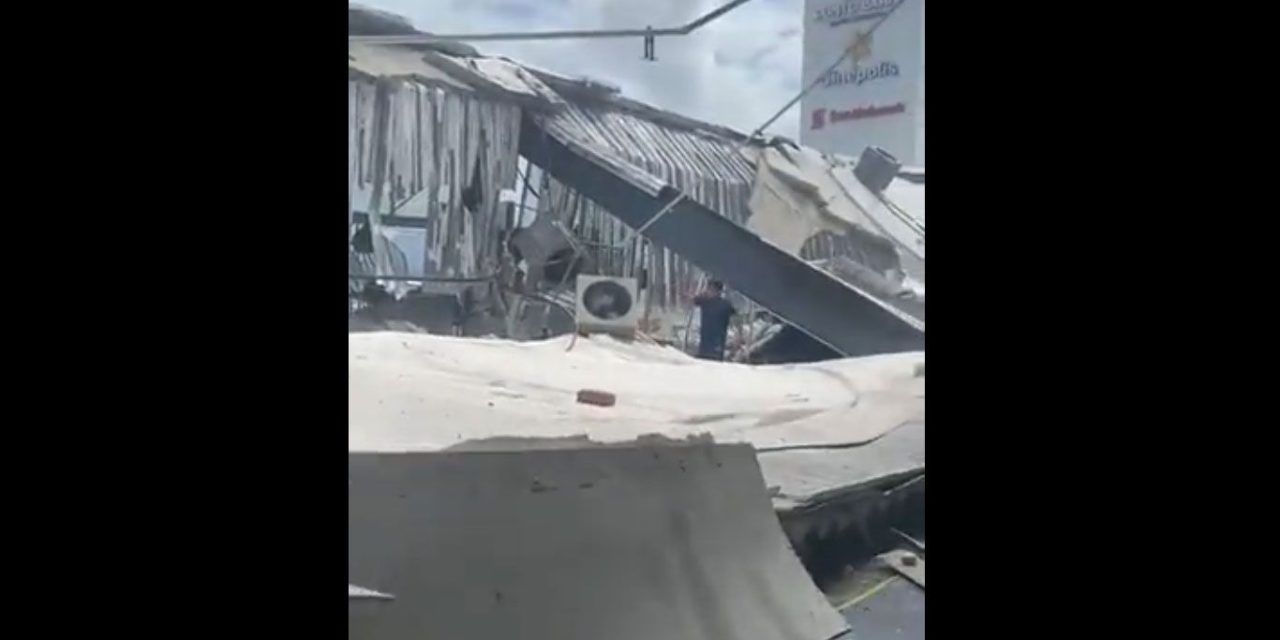 Se derrumba techo en gimnasio en Manzanillo tras sismo (video)