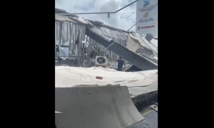 Se derrumba techo en gimnasio en Manzanillo tras sismo (video)