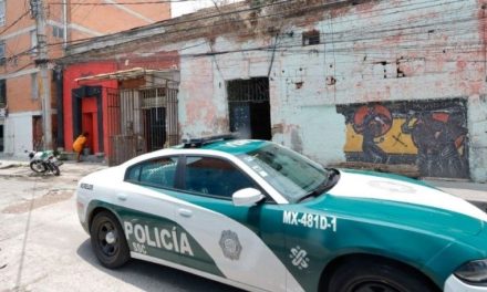 Pistoleros persiguen a jovencito hasta su vecindad en Tepito y lo acribillan