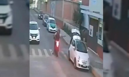 Hombres a bordo de motocicleta asesinan a subdirectora de una escuela y hieren a su nieto en Veracruz