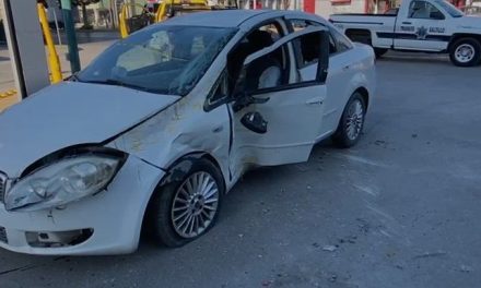 Saltillo: Joven destruye su vehículo tras volcarse en pleno V. Carranza