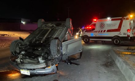 Hombre combina alcohol con el volante y termina volcado en Ramos Arizpe