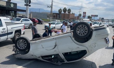 Choca un auto en Saltillo y provoca una volcadura
