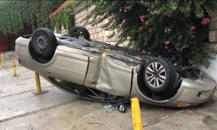 Vuelca debido al pavimento mojado sobre bulevar Nazario Ortiz, en Saltillo