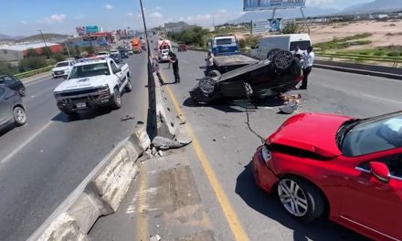 Por evitar tinaco en pleno bulevar V. Carranza, lo chocan y vuelca en Saltillo
