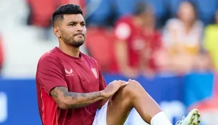 ‘Tecatito’ Corona reaparece caminando sin férula… ¿estará en el Mundial?