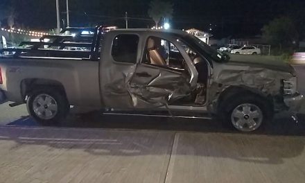 Por acelerado manejando a exceso de velocidad chocó contra camioneta en Saltillo