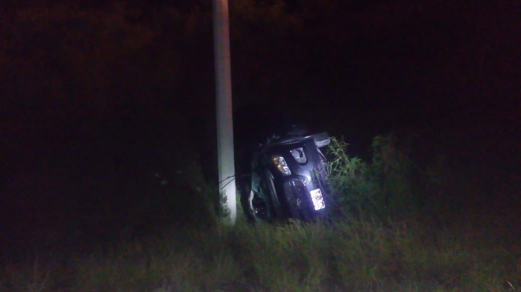 Hombres vuelcan en la carretera Monclova; viajaban en estado de ebriedad