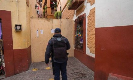 Reabren Callejón del Beso en Guanajuato entre insultos a autoridades