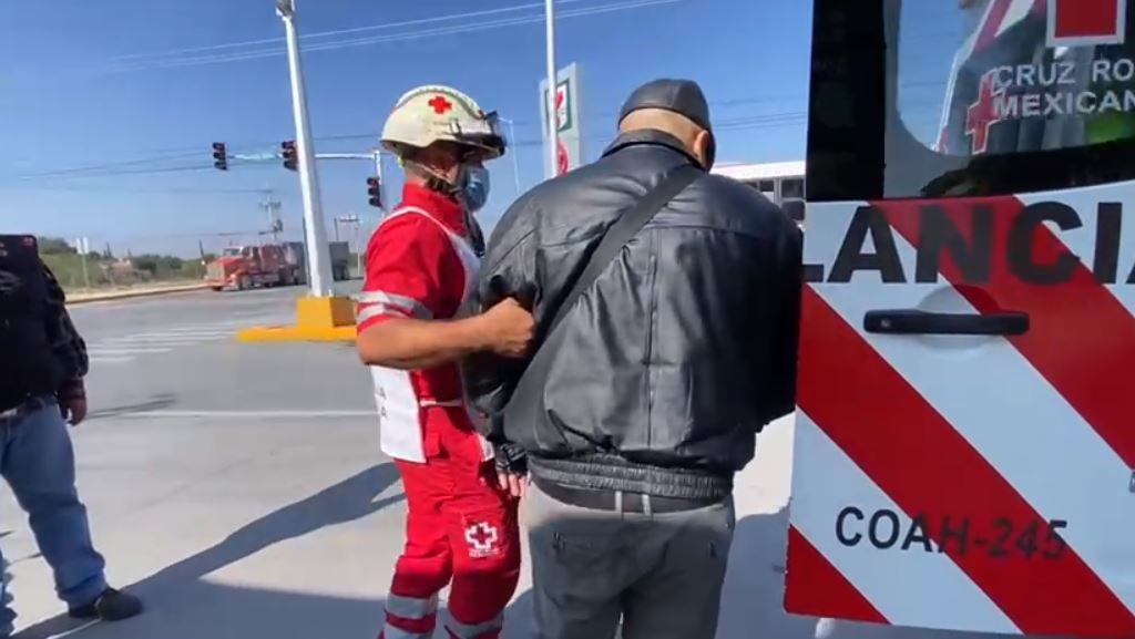 Con lesiones en diversas terminó un hombre de 60 años al caer de su motocicleta en Saltillo