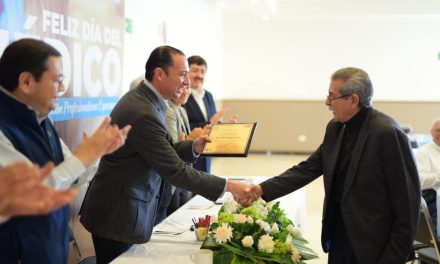 Reconocen a médicos por su trayectoria en Acuña
