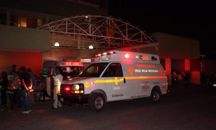 Saltillo: Vuelca sobre Periférico LEA; hay dos lesionados