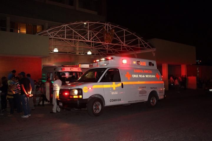Saltillo: Vuelca sobre Periférico LEA; hay dos lesionados