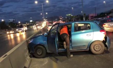 Le pegan por alcance en Saltillo y este se impacta contra los muros de contención