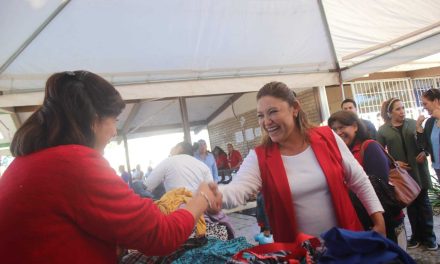 Alcaldesa continúa con apoyos en Villa de Agujita