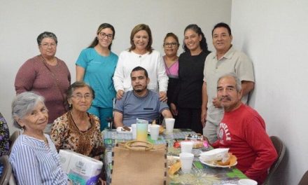 Alcaldesa y DIF Sabinas apoyan a adultos mayores