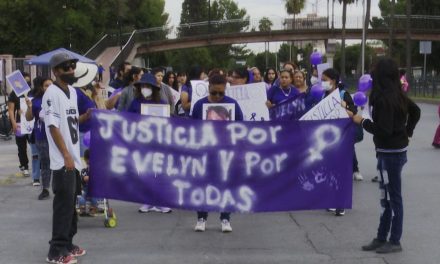 Marchan familiares y amigos; exigen justicia para Evelyn