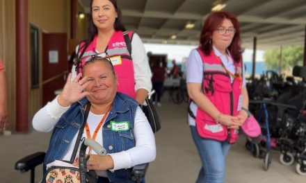 Siguen apoyando, DIF entrega sillas de ruedas