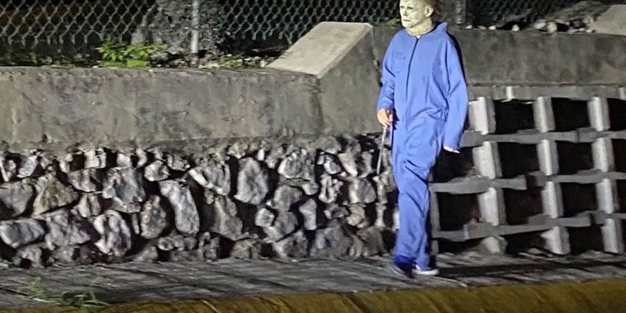 Monterrey: Localizan por la madrugada a joven con autismo disfrazado de Michael Myers