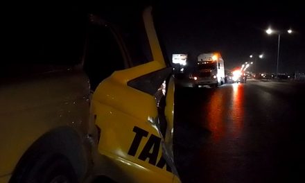 Saltillo: Trailero se llevó la puerta de un taxi