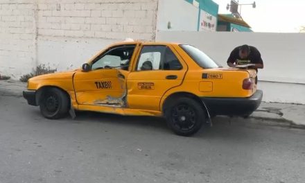 Las prisas llevaron a taxista a protagonizar un accidente en Saltillo