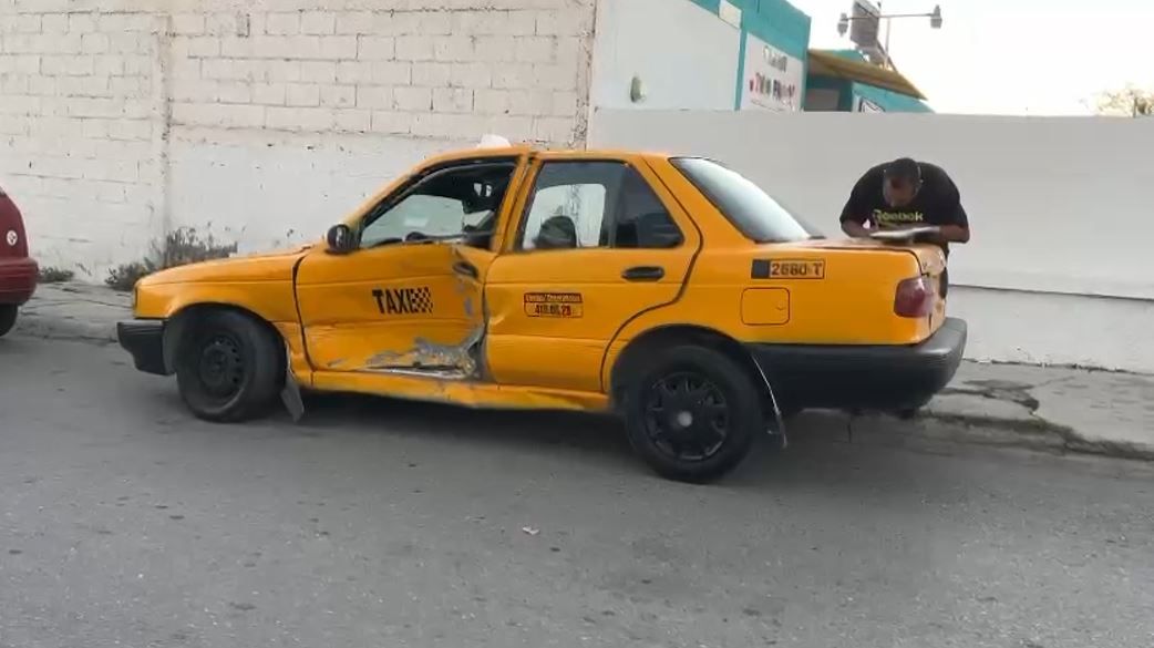 Las prisas llevaron a taxista a protagonizar un accidente en Saltillo
