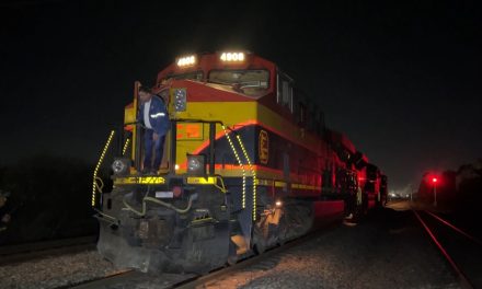 Tren embiste vehículo; conductor quiso ganarle el paso en Saltillo