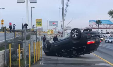 Le dieron ‘cerrón’ y volcó sobre el bulevar Fundadores de Saltillo