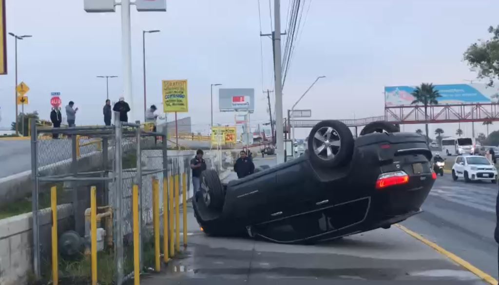 Le dieron ‘cerrón’ y volcó sobre el bulevar Fundadores de Saltillo