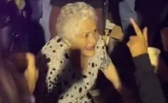 Abuelita decide ir de fiesta con su nieto y perrea intensamente (video)