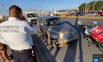 Una vez más otro motociclista fue atropellado por un conductor que no respetó el semáforo en Saltillo