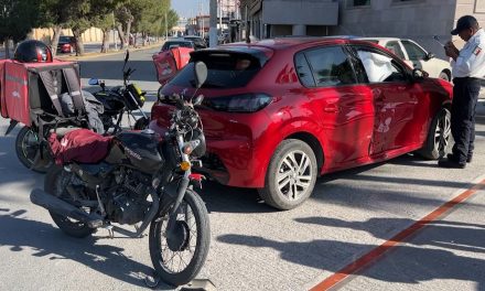Sale en reversa y se lleva de encuentro a repartidor de comida al norte de Saltillo
