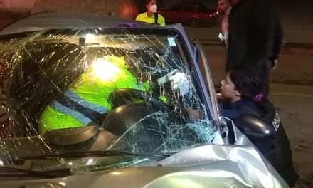 Jovencita termina con graves lesiones al impactarse contra una luminaria en Saltillo