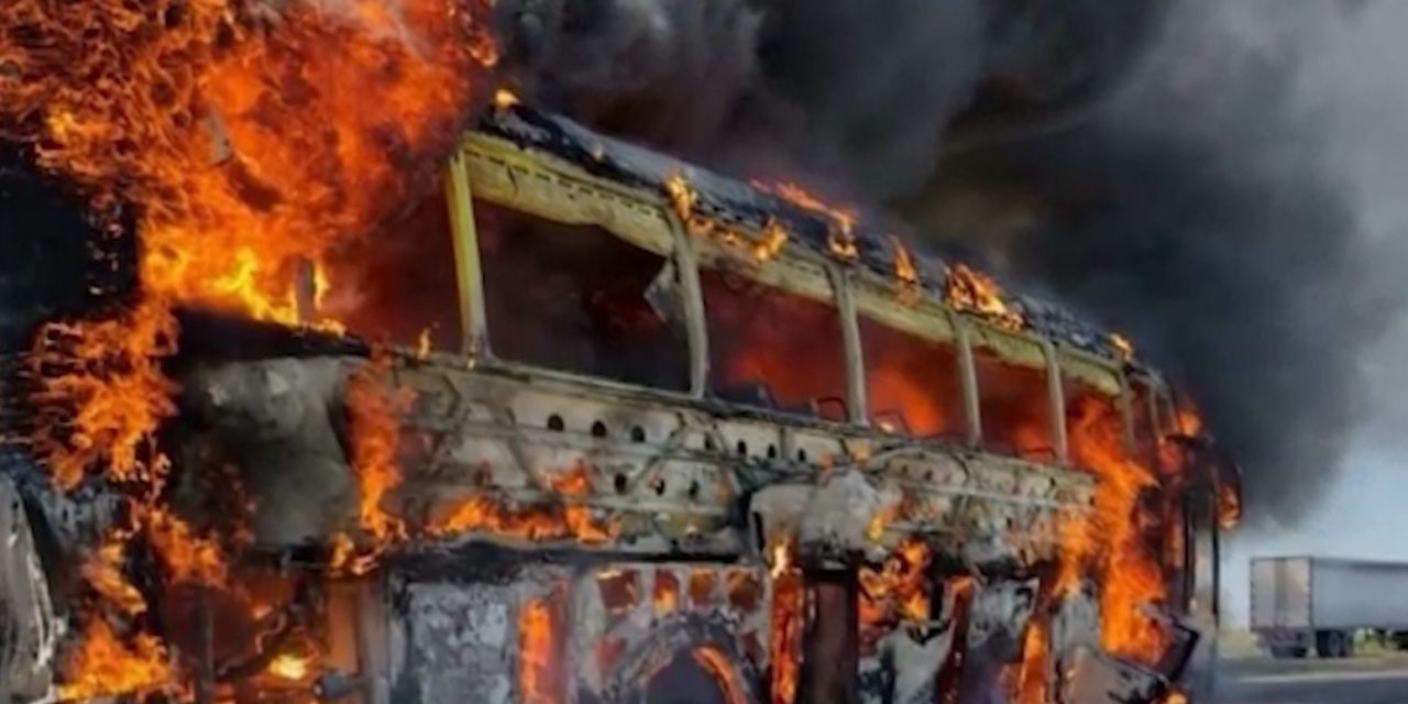 Autobús se incendia en la carretera Saltillo-Torreón