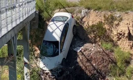 Vehículo cae a un arroyo al intentar estacionarlo en la colonia Morelos de Saltillo