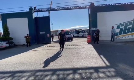Hombre lavaba transporte de personal y es atropellado por su compañero en Saltillo