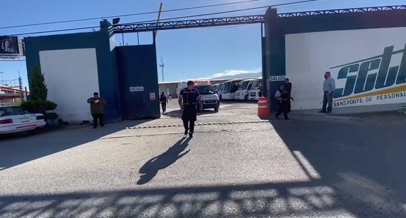 Hombre lavaba transporte de personal y es atropellado por su compañero en Saltillo