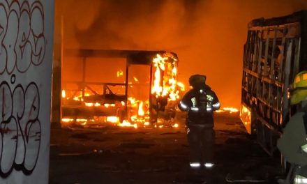 Queman camiones abandonados en Saltillo