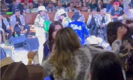 Dos mujeres arman batalla campal durante el concierto de Los Dos Carnales (video)