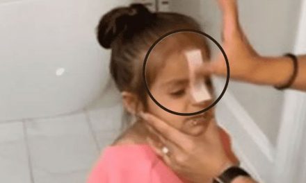 Critican a madre influencer por depilar las cejas a su niña (video)