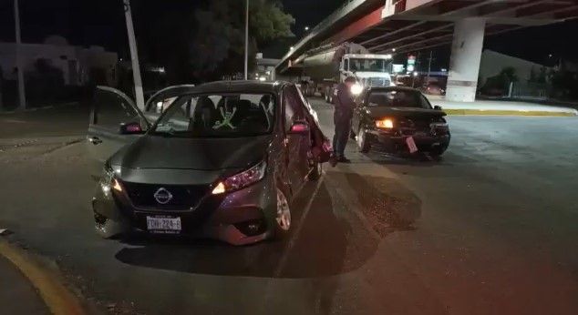 Hombre no respeta la luz roja y provoca aparatoso accidente en Saltillo