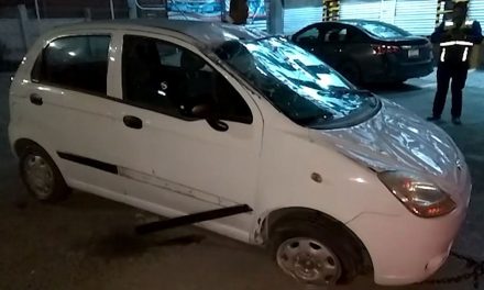 Por no atropellar a motociclista, hombre termina sufriendo volcadura en Saltillo