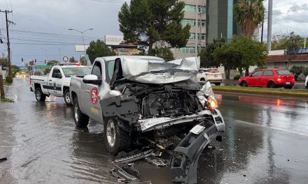 Hombre destruye su camioneta al chocar contra un camión en Saltillo