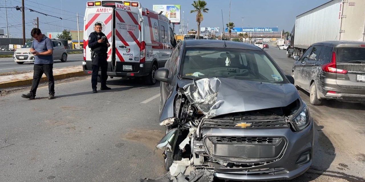 Se zafa un neumático en la carretera y embiste a un auto en Ramos Arizpe