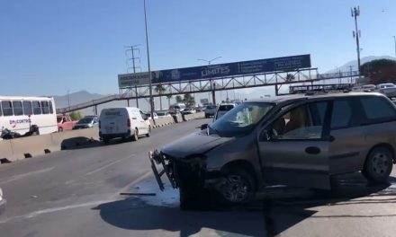 Por falta de pericia al volante, un joven conductor chocó contra muros en bulevar Fundadores de Saltillo