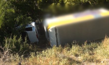 Camión de Coppel sufre volcadura en la carretera Viesca-Parras