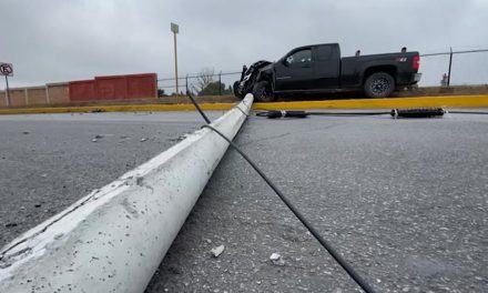 Saltillo: Derriba un poste de concreto en el bulevar Nazario Ortiz Garza