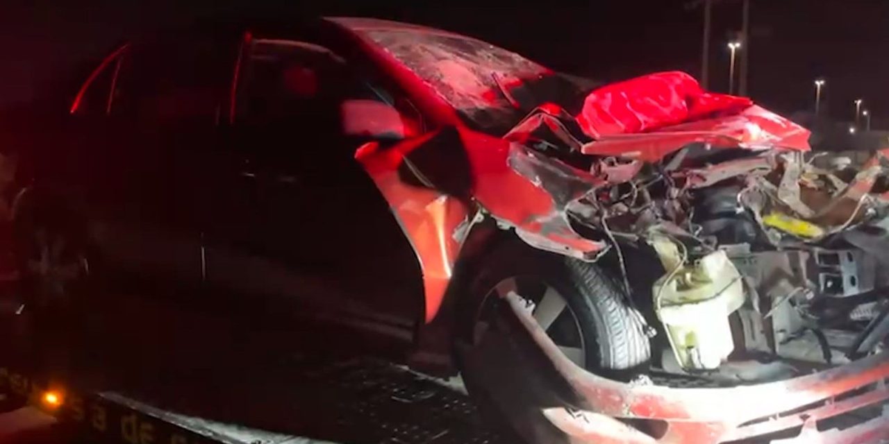 Destroza su auto contra señalamiento en Saltillo